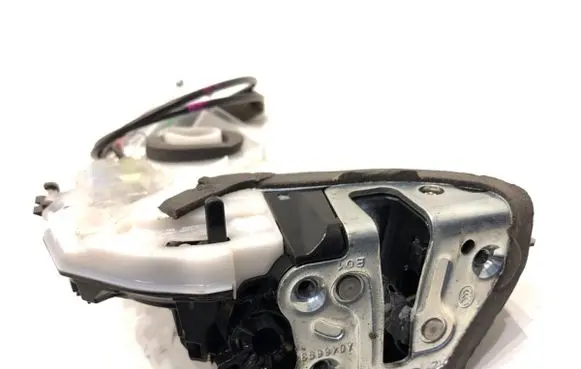 Toyota Camry VIII XV70 Rear door lock 