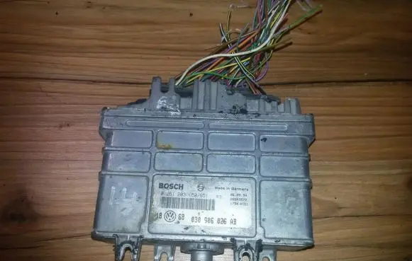 Volkswagen Golf III Engine control unit/module 030906026ab 0261203650