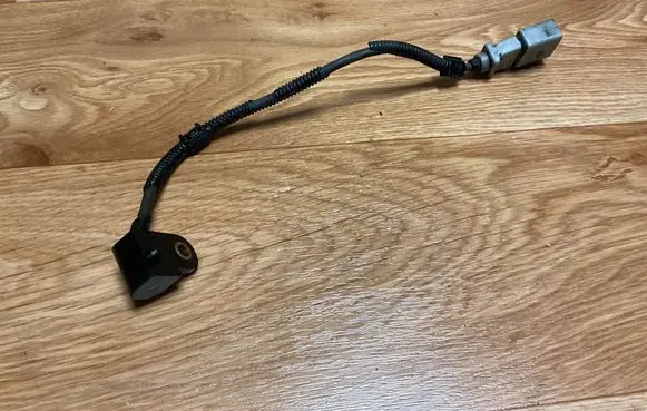 Volkswagen PASSAT B6 Crankshaft position sensor 9805940