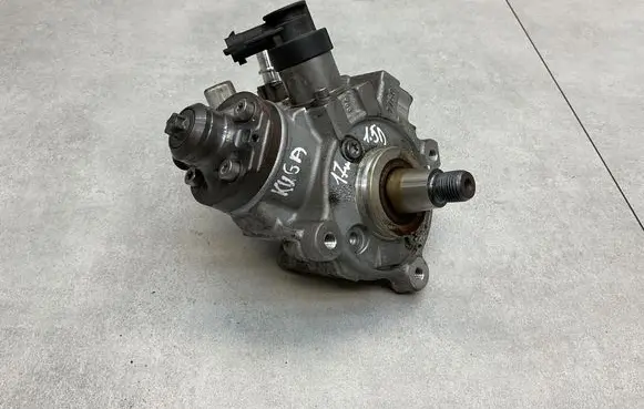 Ford Kuga II Fuel injection high pressure pump 0445010592 9811347280