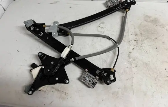 Ford Mustang VI Front door window regulator with motor C22252102