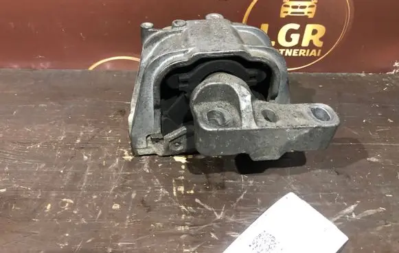 Volkswagen Golf V Engine mount bracket 1K0199262
