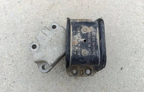 Engine mount bracket