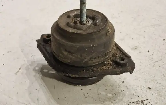 Engine mount bracket