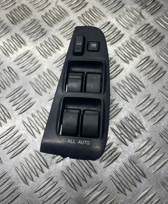 Toyota Avensis T250 Electric window control switch 8482005100