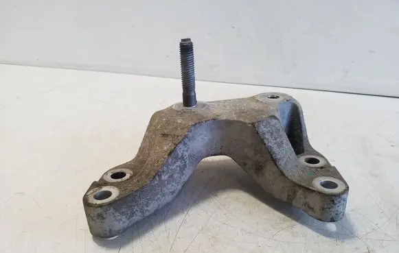 Engine mounting bracket