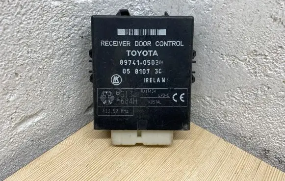 Toyota Avensis T220 Door central lock control unit/module 8974105030 0581073C