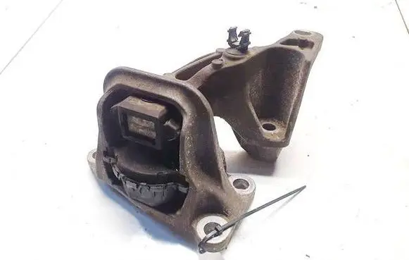 Renault Megane III Engine mount bracket