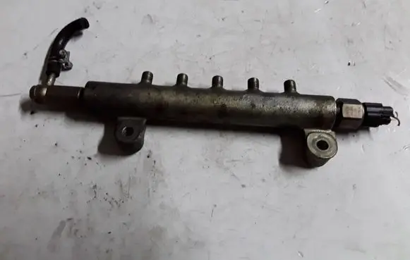 Nissan X-Trail T30 Fuel main line pipe