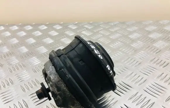 Mercedes-Benz S W221 Engine mount bracket