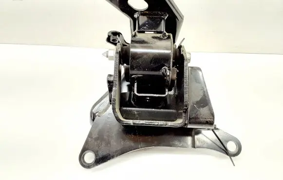 Toyota Yaris Engine mount bracket