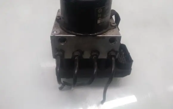 Skoda Octavia Mk1 (1U) ABS Pump 1J0907379G