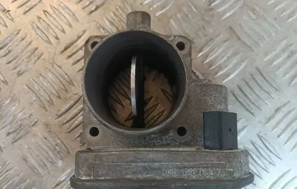 Volkswagen Golf IV Throttle valve 038128063a