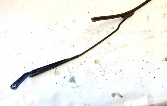 Volkswagen Golf IV Front wiper blade arm