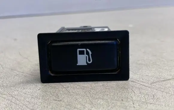 Toyota Avensis T250 Fuel tank opening switch 156795