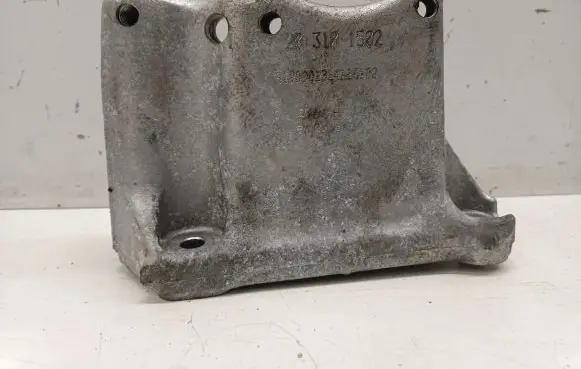 BMW 1 F40 Engine mounting bracket 8511299