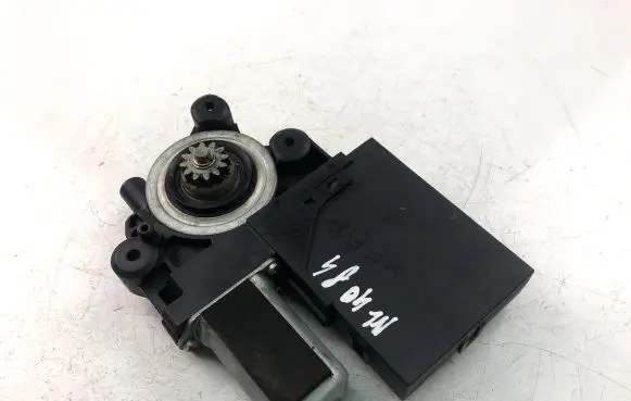 Volvo S40 Front door window regulator motor 979038100