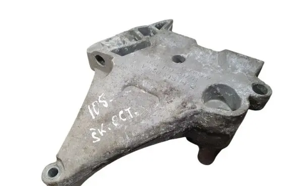 Skoda Octavia Mk2 (1Z) Engine mounting bracket 03G199207G