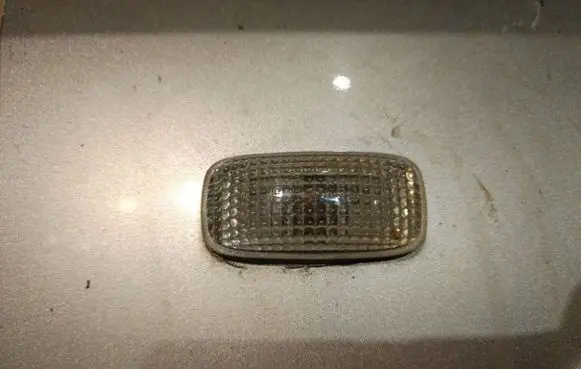 Nissan Primera Front fender indicator light 