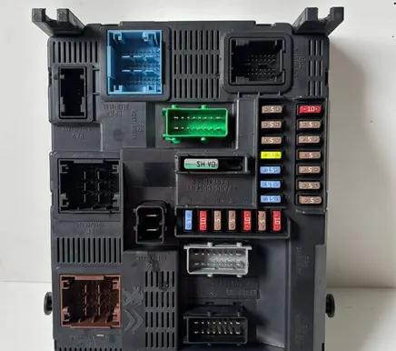 Peugeot 2008 I Fuse module 9807531680