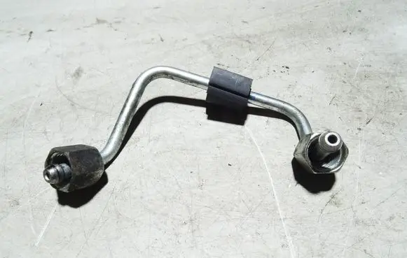 Volkswagen PASSAT B6 Fuel injector supply line/pipe 