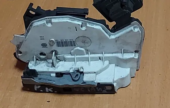 Skoda Octavia Mk3 (5E) Front door lock 5E2837015