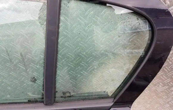 Opel Astra H Rear vent window glass 