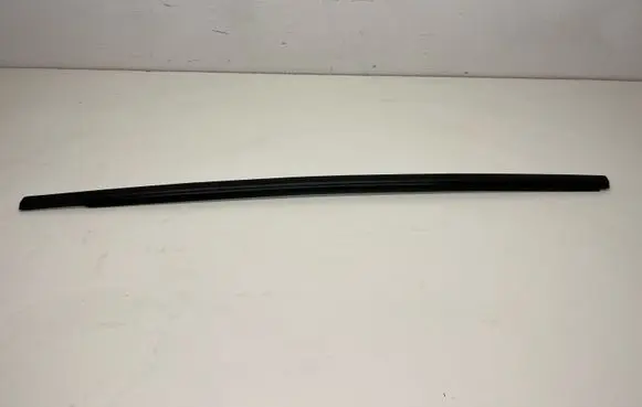 Peugeot 3008 II Front door glass trim molding 9811582080