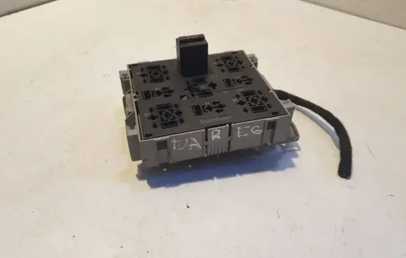 Volkswagen Touareg I Relay mounting block 7L0937503A