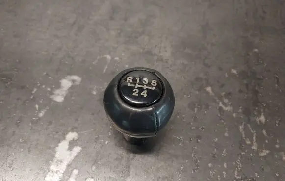 Volkswagen PASSAT B3 Gear lever shifter trim leather/knob 098324972