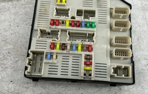 Renault Megane III Fuse module 284B60008R 8609136370 519339303