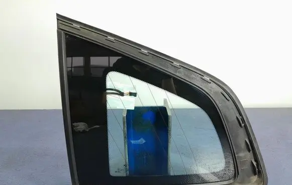 BMW X3 E83 Rear side window 7410065