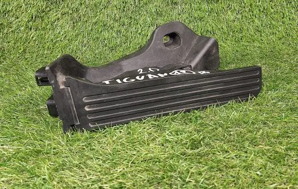 Volkswagen Tiguan Accelerator throttle pedal 1K1723503R