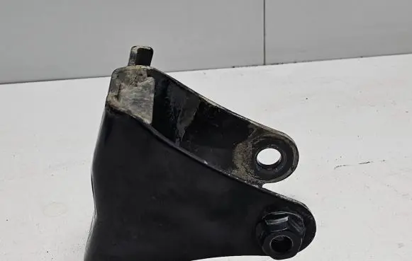 Toyota RAV 4 (XA30) Engine mounting bracket 9490252
