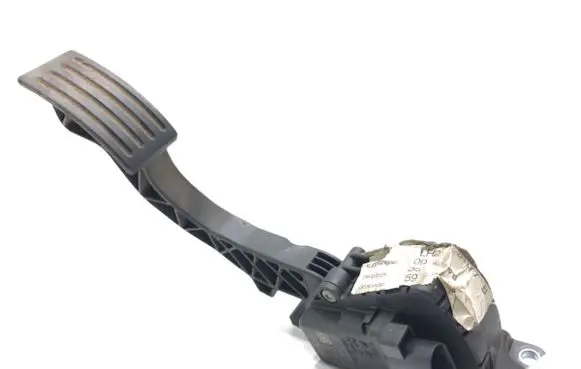Accelerator throttle pedal