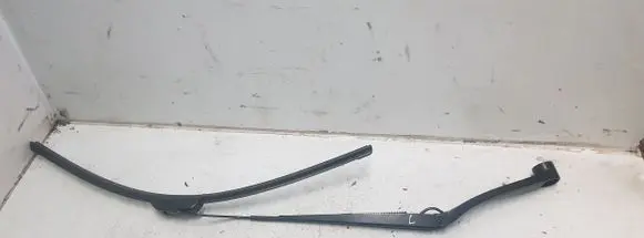 Hyundai Tucson TL Front wiper blade arm 261113