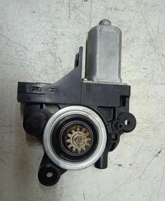 Volvo V70 Front door window regulator motor 970713101