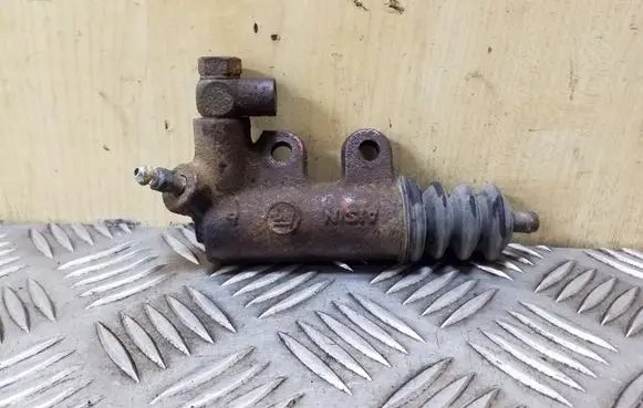 Clutch slave cylinder