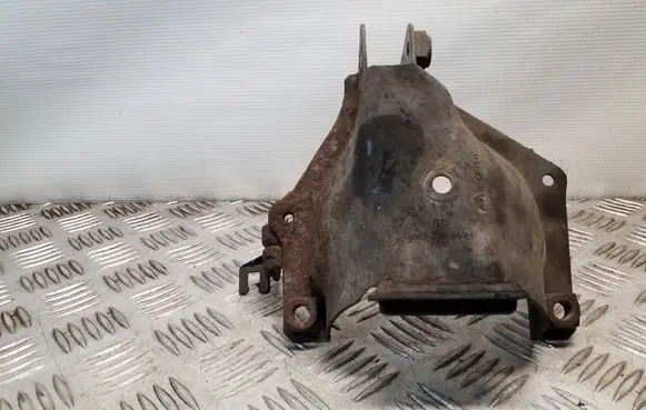 Engine mounting bracket
