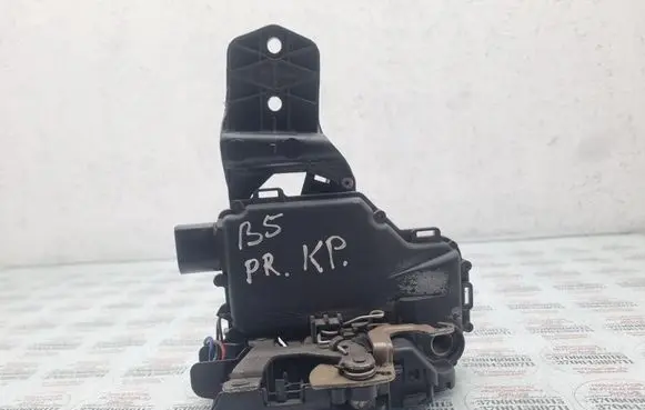 Volkswagen PASSAT B5 Front door lock 3B0837867