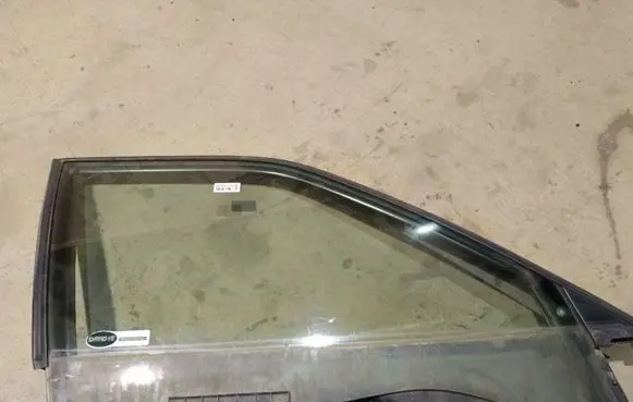 Audi 80 90 S2 B4 Front door window glass four-door