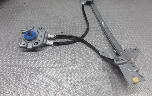 Rear door manual window regulator