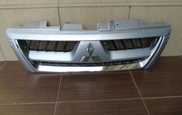 Mitsubishi Pajero Front bumper upper radiator grill