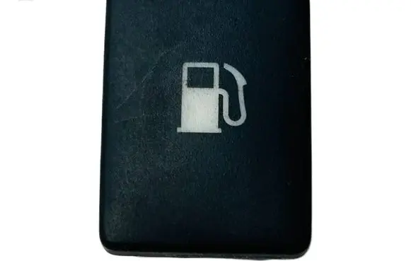 Toyota Avensis T270 Fuel tank opening switch 15C252
