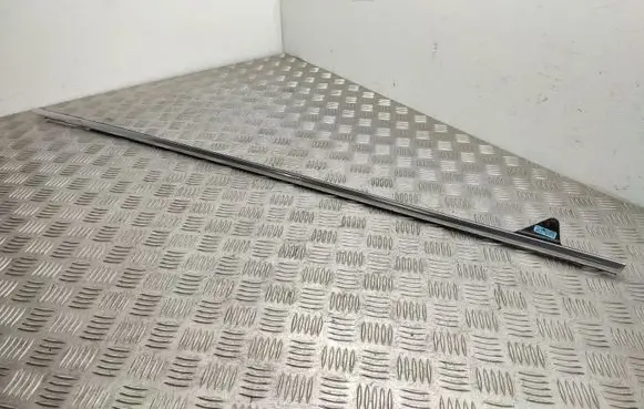 Volkswagen Golf VI Front door glass trim molding 