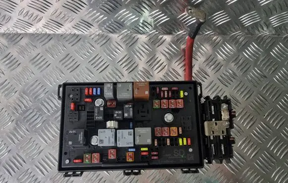 Opel Astra J Fuse module 13343982