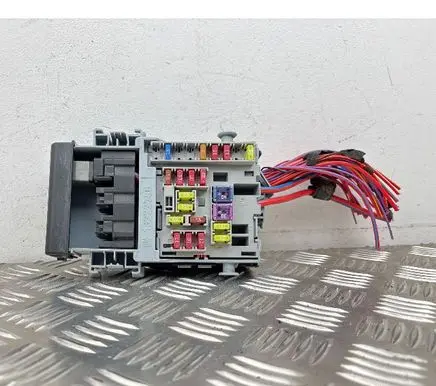 Opel Astra J Fuse module 13222786