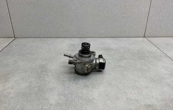 Nissan Juke I F15 Fuel injection high pressure pump 166304016R