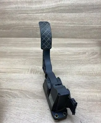 Accelerator throttle pedal