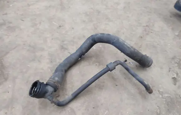 Volkswagen PASSAT B6 Engine coolant pipe/hose